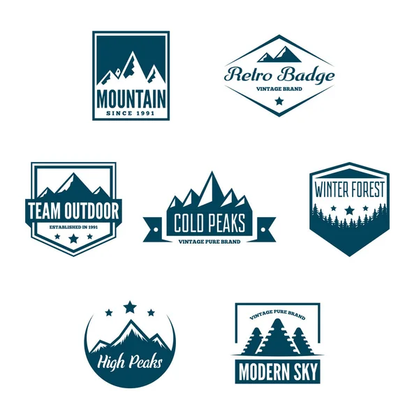 Logotipos de montaña con picos de colinas. Placas retro mínimas, etiquetas vintage para proyectos de branding . — Vector de stock