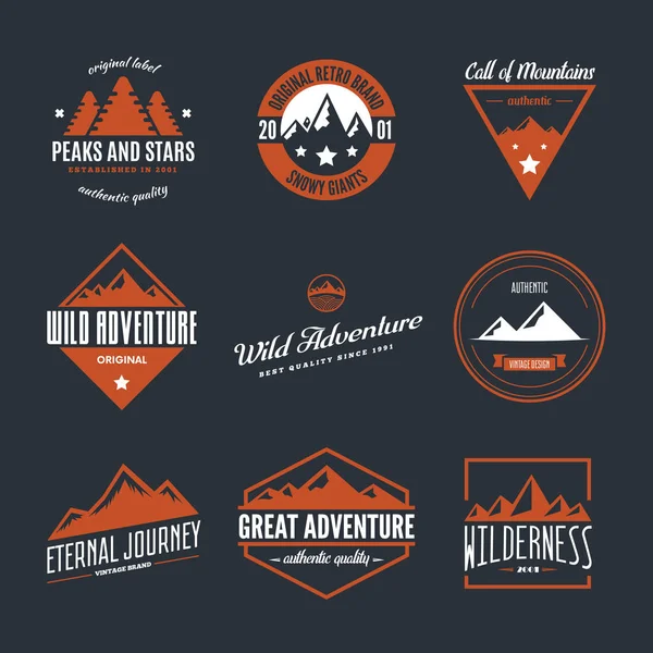 Logotipos de montaña con picos de colinas. Placas retro mínimas, etiquetas vintage para proyectos de branding . — Vector de stock