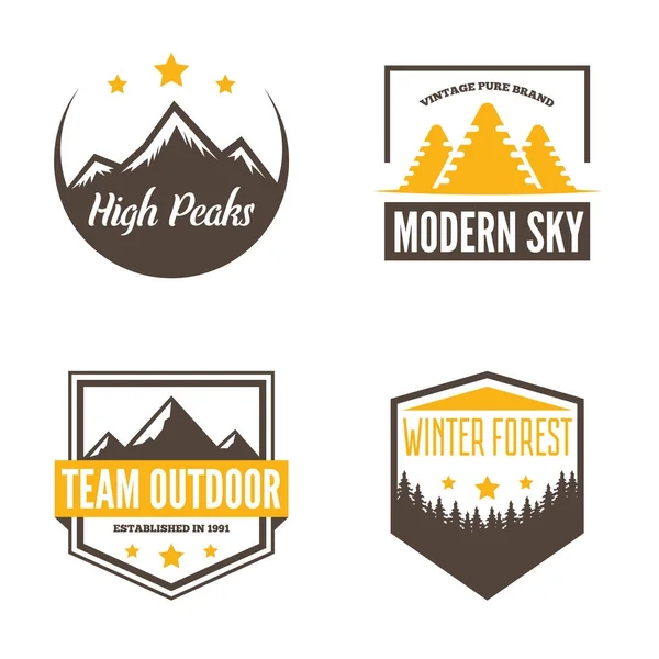 Logotipos de montanha com picos de colina. Emblemas retrô mínimos, etiquetas vintage para projetos de branding . —  Vetores de Stock