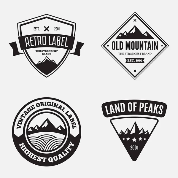 Logotipos de montanha com picos de colina. Emblemas retrô mínimos, etiquetas vintage para projetos de branding . —  Vetores de Stock