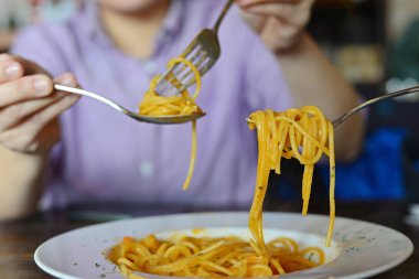 Kızarmış baharatlı spagetti bir çatalı karıştırın. (Seçici odak)