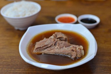 Domuz eti ve pirinç ile bitkisel çorba Malezya güveç (Ba Kut Teh)