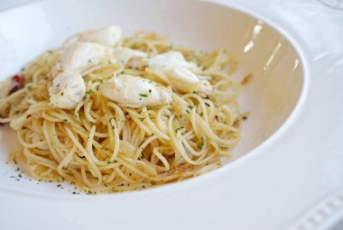 Yengeç eti, seçici odak spagetti