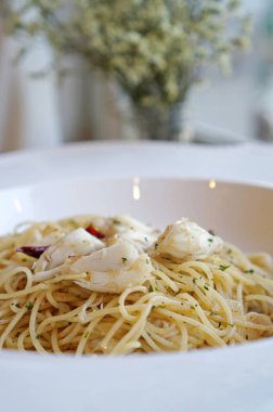 Yengeç eti, seçici odak spagetti