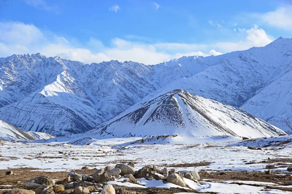 Pohled na Leh Ladakh v údolí hory sněhu. Přírodní pozadí — Stock fotografie