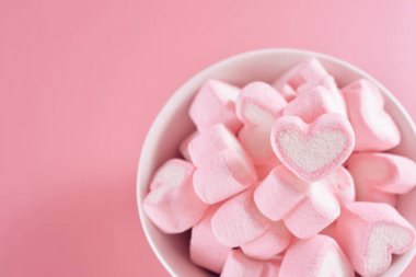 Pastel pembe seramik kupa kalp şeklinde tatlı şekerleme. Aşk ve ilişki hakkında kavram. Romantik stil, renkli tebrik kartı için yaratıcı.