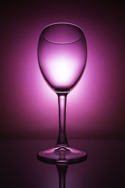 Pembe eğimli arkaplanda cam ve yüzeyde yansıma