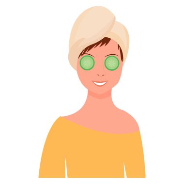 Gözlerinde salatalık dilimleri ve beyaz arka planda izole edilmiş duş havlusu olan kadın. Kişisel bakım, cilt bakımı, cilt hijyeni konsepti..