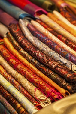 Renkli ipek ve yün eşarplar 