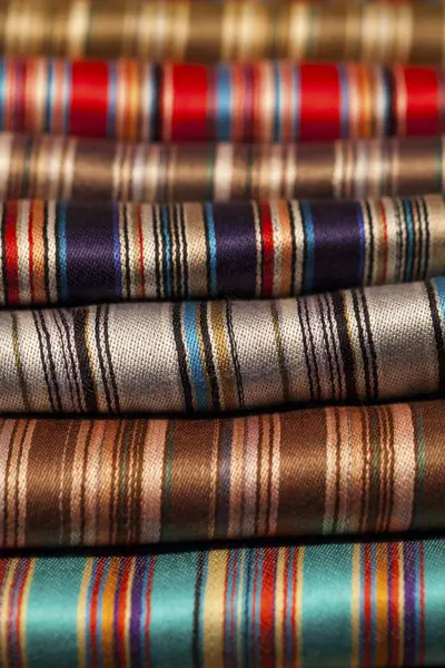 Cachecóis coloridos de seda e lã — Fotografia de Stock