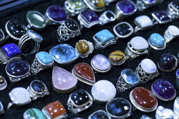 Gemme colorate anelli di pietra — Foto Stock