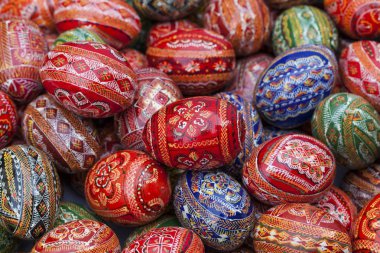 Sokak pazarında geleneksel Ukrayna ahşap paskalya yumurtaları.