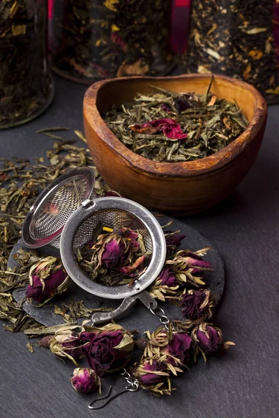 Зелений чай з квітами троянд — стокове фото