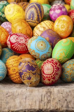 Paskalya yumurtaları, balmumu ile dekore edilmiş