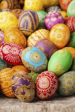 Paskalya yumurtaları, balmumu ile dekore edilmiş