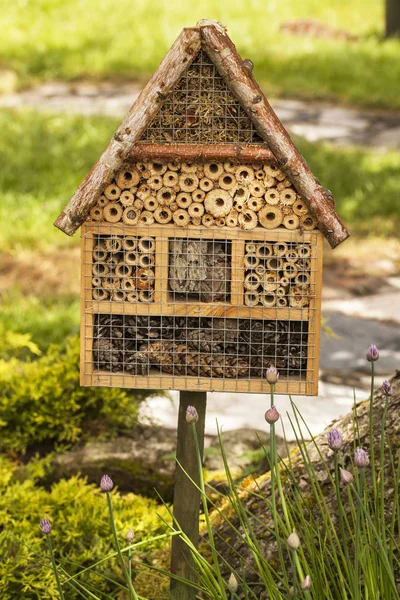 Casa de insetos em um jardim de verão — Fotografia de Stock