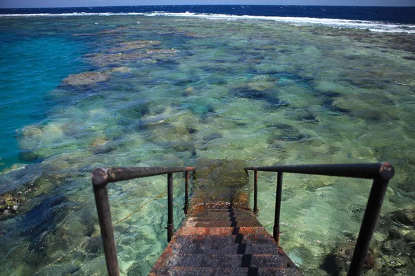 Yaya köprüsü, yakından coral reef resort Marsa Alam, Mısır için — Stok fotoğraf