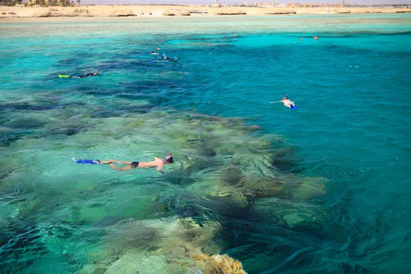 İnsanlar bir güzel mercan resif şnorkel bağlantı noktası Ghalib yakınındaki. Marsa Alam, Mısır — Stok fotoğraf