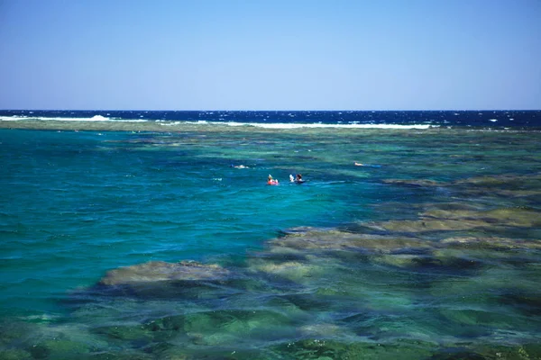 İnsanlar bir güzel mercan resif şnorkel bağlantı noktası Ghalib yakınındaki. Marsa Alam, Mısır — Stok fotoğraf