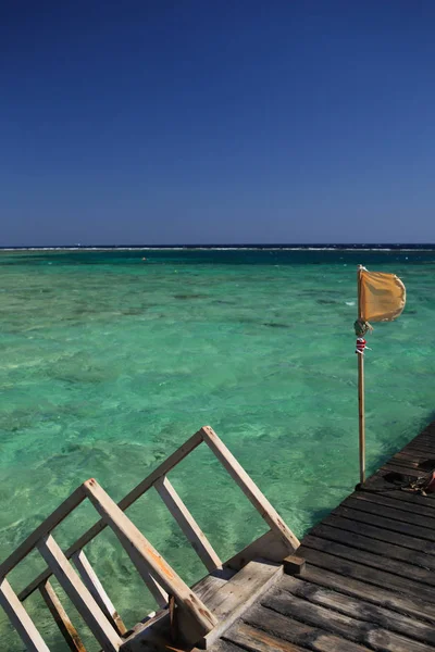 Yaya köprüsü, yakından coral reef resort Marsa Alam, Mısır için — Stok fotoğraf