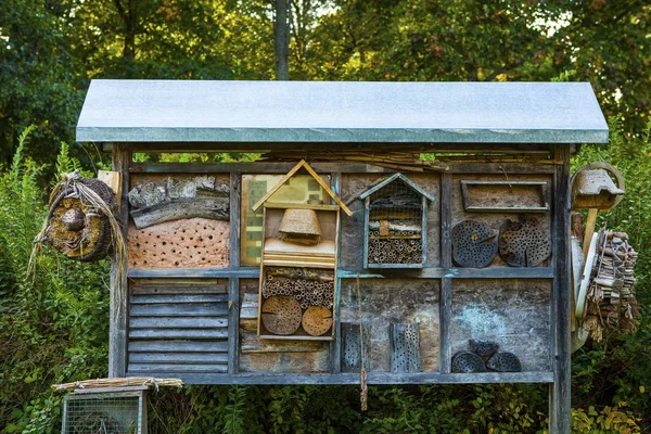 Insektenhotel im Garten — Stockfoto