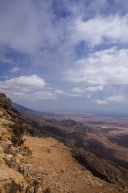 En yüksek noktası Mirbat, Umman yakınındaki Dhofar dağlarda Jabal Samhan.