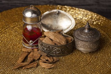 Agarwood, ayrıca aloeswood olarak da bilinir, temel yağ ve tütsü cipsi.