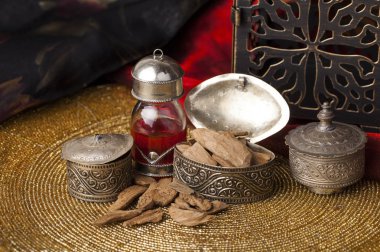 Agarwood, ayrıca aloeswood olarak da bilinir, temel yağ ve tütsü cipsi.
