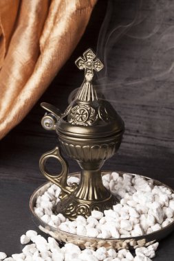 Rum Ortodox kilise tütsü Athonite tarzı. Mt. Athos (kutsal dağ) geleneğinde, saf buhur gözyaşları ile başlar koku ve aromatik ahşap reçineler eklendi.