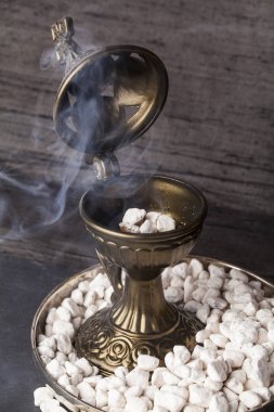 Rum Ortodox kilise tütsü ve meme Athonite tarzı. Mt. Athos (kutsal dağ) geleneğinde, saf buhur gözyaşları ile başlar koku ve aromatik ahşap reçineler eklendi.