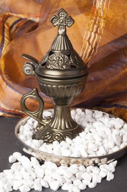 Rum Ortodox kilise tütsü Athonite tarzı. Mt. Athos (kutsal dağ) geleneğinde, saf buhur gözyaşları ile başlar koku ve aromatik ahşap reçineler eklendi.