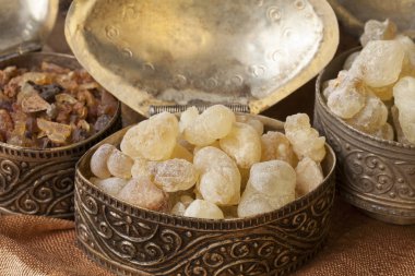 Buhur dini törenlere, tütsü ve Parfümler için kullanılan aromatik bir reçine olduğunu. Yüksek kaliteli buhur reçine Dhofar, Umman ve mür Etiyopya dan