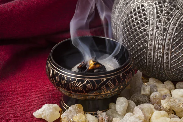 Weihrauch Brennt Auf Einer Heißen Kohle Weihrauch Ist Ein Aromatisches — Stockfoto