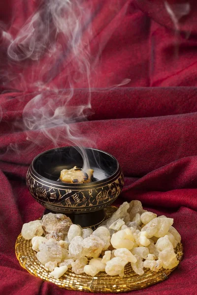 Incenso Franco Queimando Carvão Quente Frankincense Uma Resina Aromática Usada — Fotografia de Stock