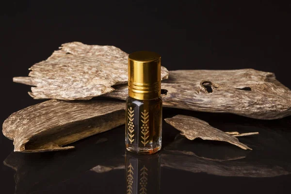 Agarwood, ayrıca aloeswood olarak da bilinir, temel yağ ve tütsü cipsi.