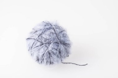 Beyaz arkaplanda iplik yumağı