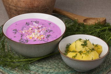 Pembe geleneksel Litvanyalı soğuk pancar çorbası, salatalık, kırmızı pancar, yumurta ve ekşi krema, hazırlanan saltibarsciai adlı 