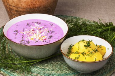 Pembe geleneksel Litvanyalı soğuk pancar çorbası, salatalık, kırmızı pancar, yumurta ve ekşi krema, hazırlanan saltibarsciai adlı 