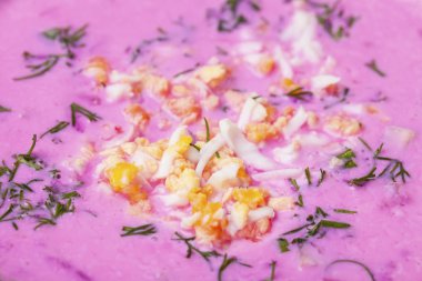 Pembe geleneksel Litvanyalı soğuk pancar çorbası, salatalık, kırmızı pancar, yumurta ve ekşi krema, hazırlanan saltibarsciai adlı 