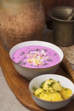 Pembe geleneksel Litvanyalı soğuk pancar çorbası, salatalık, kırmızı pancar, yumurta ve ekşi krema, hazırlanan saltibarsciai adlı 