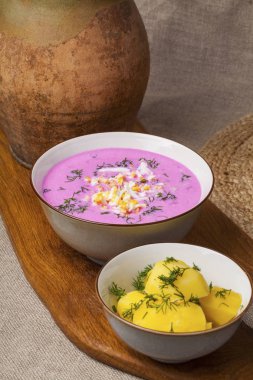 Pembe geleneksel Litvanyalı soğuk pancar çorbası, salatalık, kırmızı pancar, yumurta ve ekşi krema, hazırlanan saltibarsciai adlı 