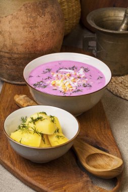 Pembe geleneksel Litvanyalı soğuk pancar çorbası, salatalık, kırmızı pancar, yumurta ve ekşi krema, hazırlanan saltibarsciai adlı 