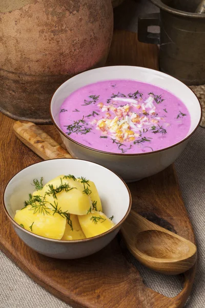 Pembe geleneksel Litvanyalı soğuk pancar çorbası, salatalık, kırmızı pancar, yumurta ve ekşi krema, hazırlanan saltibarsciai adlı 