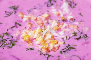 Pembe geleneksel Litvanyalı soğuk pancar çorbası, salatalık, kırmızı pancar, yumurta ve ekşi krema, hazırlanan saltibarsciai adlı 