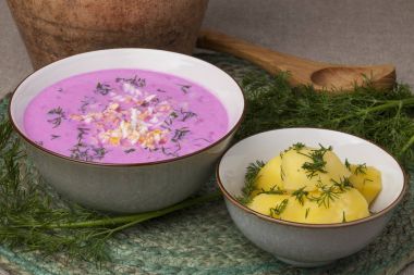 Pembe geleneksel Litvanyalı soğuk pancar çorbası, salatalık, kırmızı pancar, yumurta ve ekşi krema, hazırlanan saltibarsciai adlı 