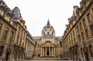 Paris, Fransa - 10 Temmuz 2014: Paris Üniversitesi (Universite de Paris), Sorbonne Üniversitesi, Paris, Robert de Sorbon (1257)-bir Avrupa'nın ilk kolej tarafından kurulan ünlü Üniversitesi.