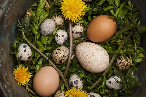 木製のボウルにビンテージチキン 七面鳥 ウズラの卵 イースターのコンセプト — ストック写真