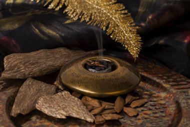 Agar ağacı, aloes ahşabı, tütsü parçacıkları da denir.
