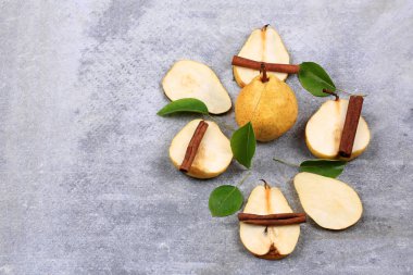 armut ve taş zemin üzerine tarçın