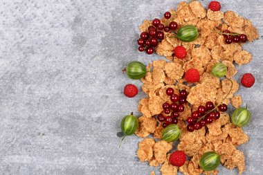 Kahvaltı Mısır gevreği taş zemin üzerine taze çilek ile